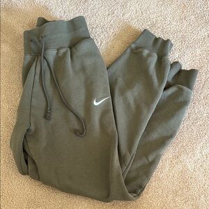 Nike Green Sweatpants with Ribbed Waistband and Tapered Leg